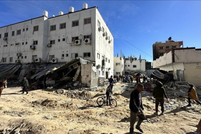 Rumah Sakit Kamal Adwan pasca serangan Israel di Gaza.