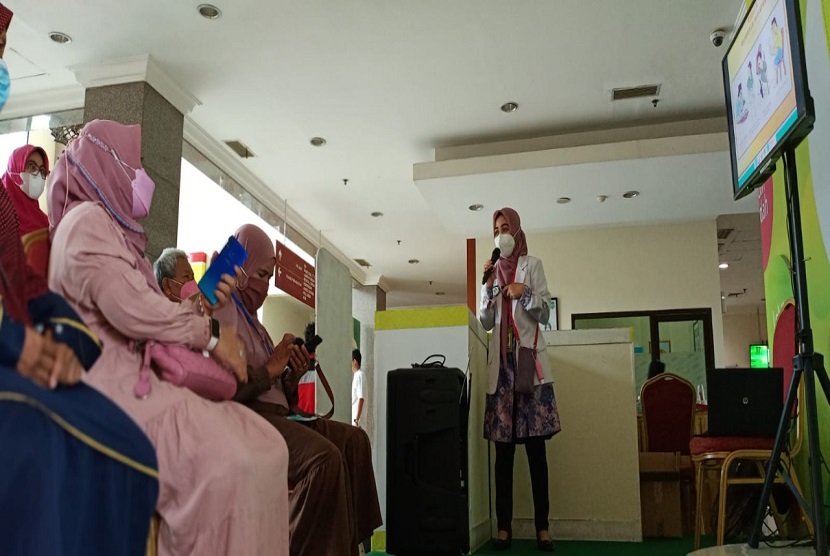 Rumah Sakit Sari Asih Serang melakukan kegiatan bakti sosial dan seminar kesehatan dalam rangka mengisi Hari Kesehatan Nasional Ke-57, Kamis (12/11).