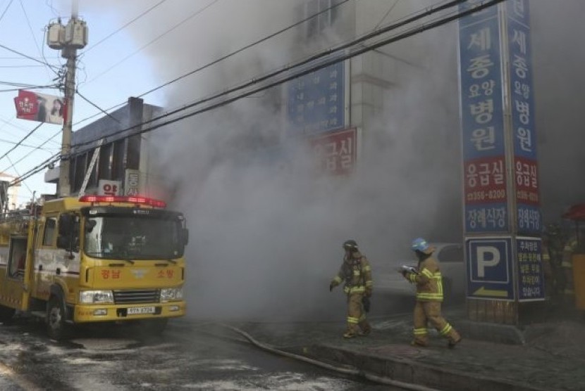 Rumah Sakit Sejong di Kota Miryang terbakar, Jumat (26/1).