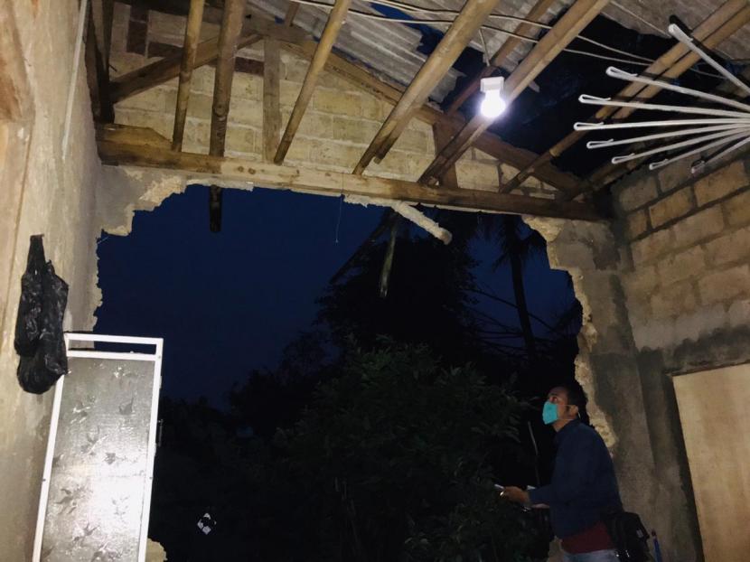 Rumah salah seorang warga Kampung Nyalindung, Desa Sukamantri, Kecamatan Tamansari, Kabupaten Bogor mengalami kerusakan pasca diterjang angin puting beliung pada Selasa (17/11) sore. 