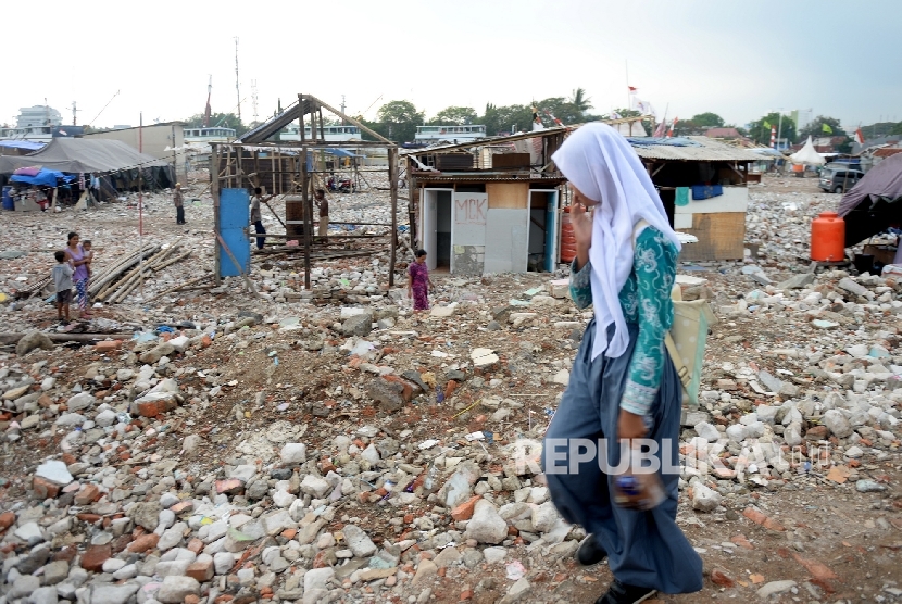 Rumah Semi Permanen Terus Bermunculan. Warga Kampung Akuarium membangun rumah semi permanen pascapenggusuran, Jakarta, Kamis (15/9).