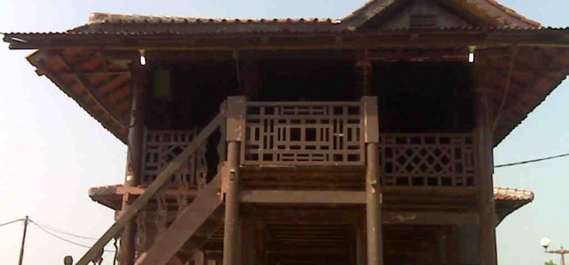 Rumah Si Pitung yang berlokasi di Marunda, Jakarta, disebu-sebut sebagai tempat persembunyiaan Si Pitung saat dikejar-kejar Belanda.