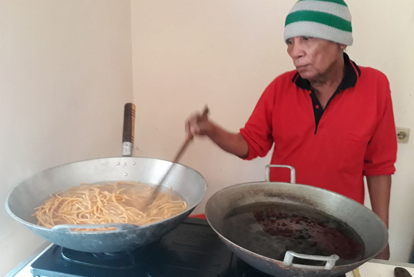 Rumah Singgah Mandikpas memberikan pelatihan pembuatan mie dan pembekalan mental bagi para mantan napi di Kota Malang.