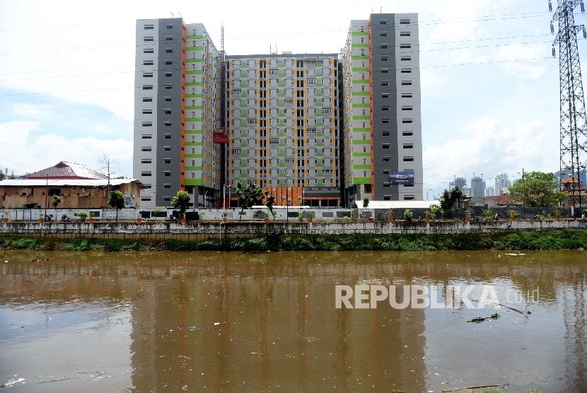 Rumah susun sewa (Rusunawa) KS Tubun masih dalam tahap pengerjaan di Kawasan Kota Bambu, Jakarta Pusat, Senin (6/2).