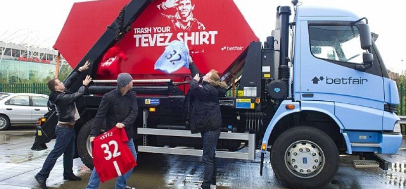 Rumah taruhan Betfair menyiapkan truk sampah besar sebagai tempat untuk membuang jersey Carlos Tevez.