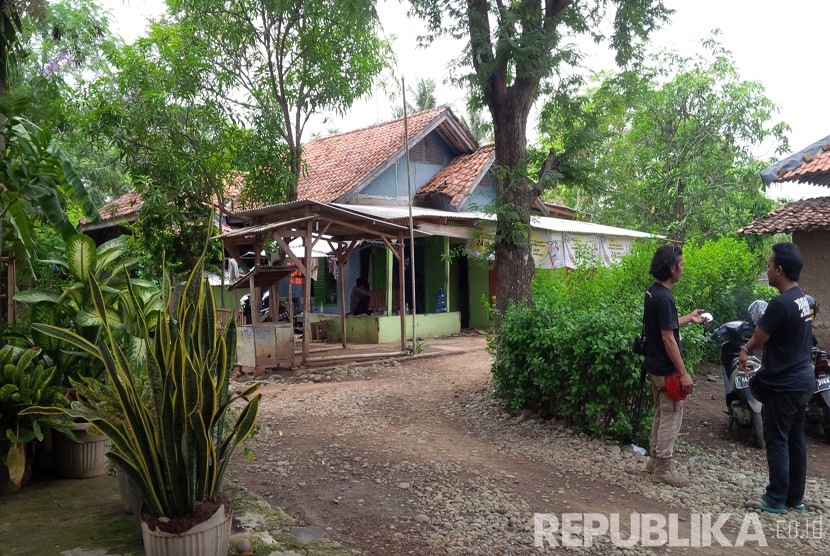   Rumah terduga teroris Sunakim alias Afifi, di Dusun Krajan I RT 01/01, Desa Kalensari, Kecamatan Compreng, Kabupaten Subang, Jabar, ramai didatangi tamu seperti dari kepolisian dan awak media, Senin (18/1).