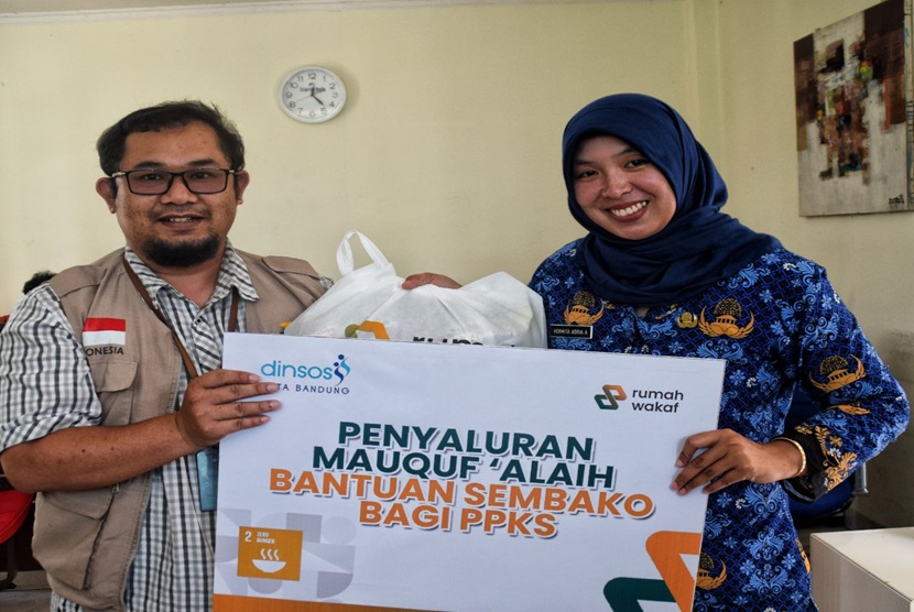 Wakaf House in cooperation with Bandung City Social Services Department distributes 25 packages of groceries to Social Welfare Service Employees (PPKS). This is an effort to strengthen the contribution to poverty alleviation, which involves Rumah Waqf as a philanthropic institution (nazhir) together with government agencies.