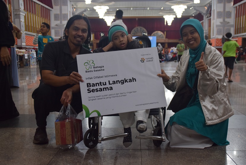 The Waqaf House in collaboration with Yayasan Bahagia Bantu Selaman, supports the implementation of a mass circumcision for 25 children with special needs on Sunday, (10/12/2023) in the Central Hall of Islamic Dakwah (Pusdai) Bandung.
