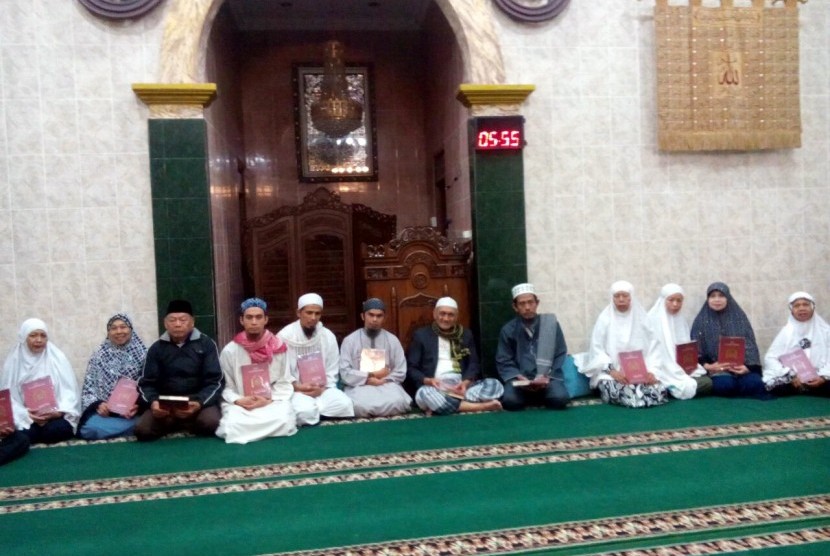 Rumah Wakaf Indonesia menyalurkan  Alquran untuk jamaah taklim Masjid Al Akhlaq tepatnya di Jl. Sarimadu, Blok 26  RT 01 RW 01, Kelurahan Sukawarna, Kecamatan Sukajadi Kota Bandung.