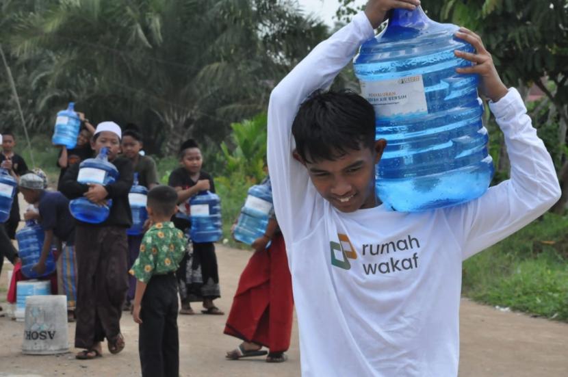 Rumah Wakaf menyalurkan 5.000 liter air bersih bantu para santri dan tenaga pengajar di Pesantren Nurul Alamiyah, Kalimantan Barat, yang mengalami kekeringan.