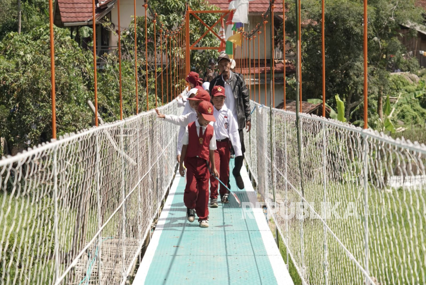 Rumah Wakaf meresmikan Jembatan Harapan Palatar yang menghubungkan Desa Mekarmukti, Garut dengan Desa Gelarwangi, Cianjur.