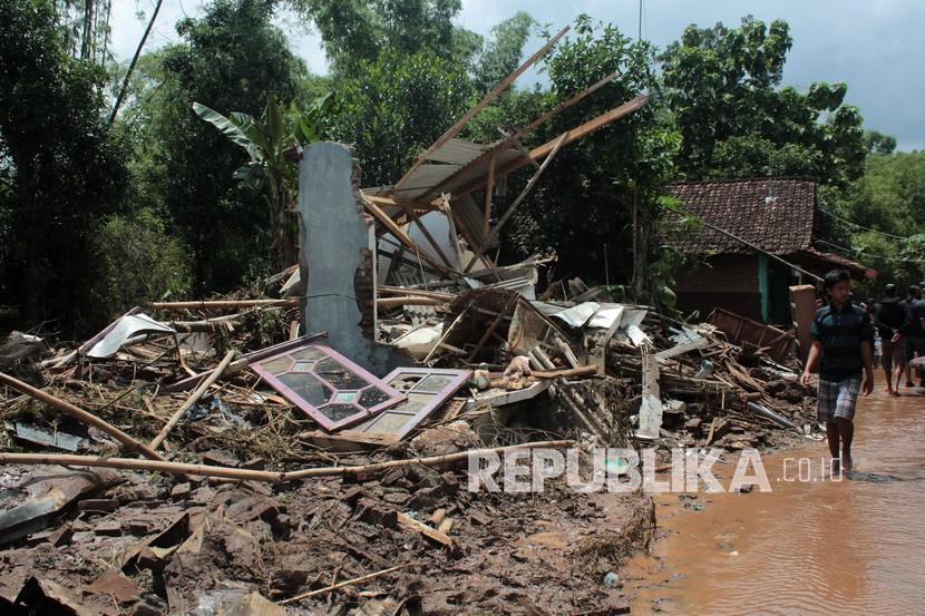 Rumah warga ambruk diterjang banjir bandang di Desa Banjaragung, Kecamatan Bareng, Kabupaten Jombang, Jawa Timur, Selasa (2/2/2021). Sebanyak 16 rumah warga mengalami kerusakan akibat terjangan banjir bandang, tiga rumah diantara roboh serta satu jembatan penghubung antar dusun ambruk.