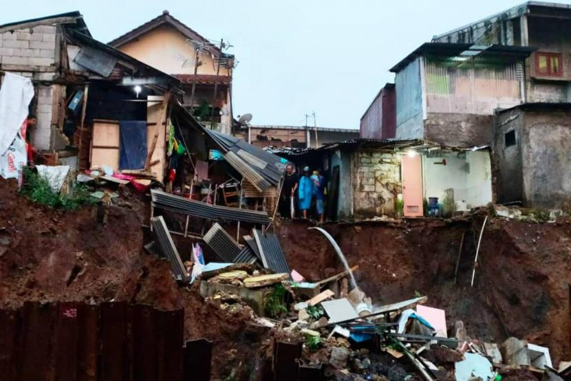 Rumah warga di dekat proyek double track Bogor-Sukabumi, tepatnya di Kelurahan Empang, Kecamatan Bogor Selatan, Kota Bogor terdampak longsor pada Ahad (18/4) sore. 