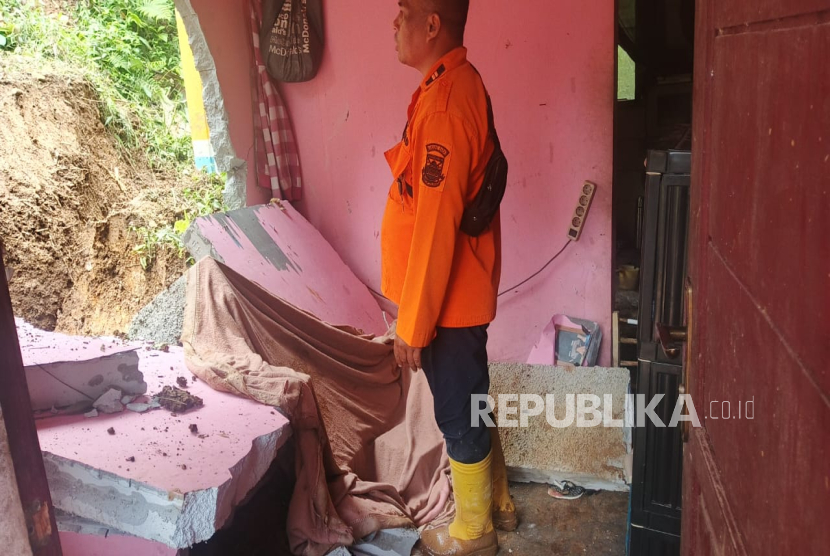 Rumah Warga di Desa Cikadu, Kecamatan Sindangkerta, KBB, Jawa Barat Rusak Usai Diterjang Longsor.