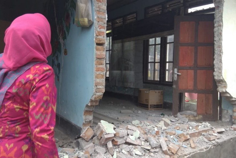 House at Tongkek Village, Kuripan, West Lombok, West Nusa Tenggara severely damaged by the Sunday's quake.