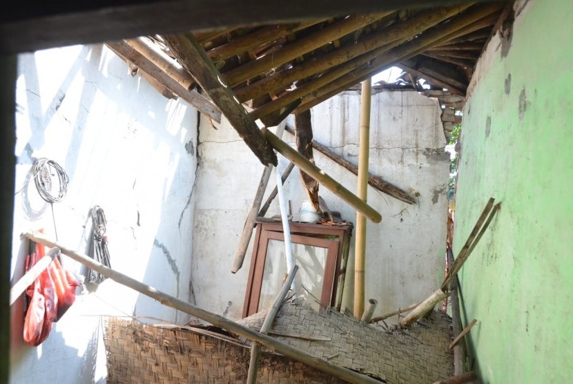 Rumah warga di Dusun Tongkek, Desa Kuripan, Kecamatan Kuripan, Kabupaten Lombok Barat, Nusa Tenggara Barat (NTB), mengalami rusak berat akibat gempa.