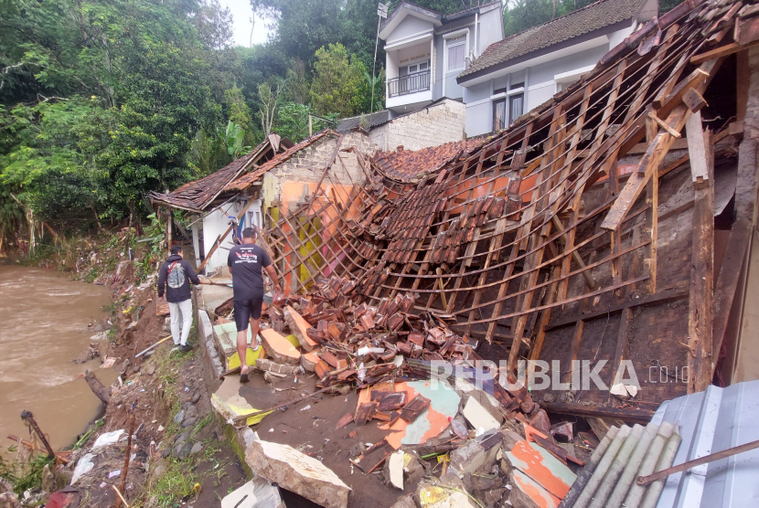 Rumah Warga di Kampung Guha Mulya, RT 01/14, Desa Nyalindung, Kecamatan Cipatat, Kabupaten Bandung Barat (KBB), Jawa Barat pada Sabtu (15/3) Rusak Berat Usai Diterjang Banjir pada Sabtu (15/3) Sore.