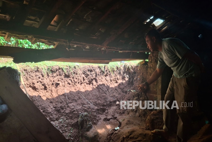 Rumah Warga di Kampung Leuweung Datar, RT 03/06, Desa Bojongheulang, Kecamatan Saguling, KBB Rusak Diterjang Longsor.