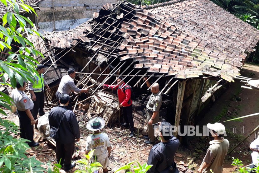 Rumah warga di Kampung Pangkalan RT 23 RW 05 Desa Padaasih, Kecamatan Cisaat, Kabupaten Sukabumi rusak berat akibat gempa 6,1 SR Lebak Banten Selasa (23/1).