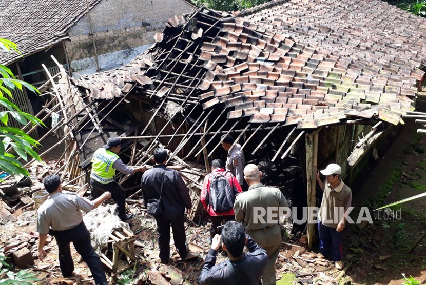 Rumah warga di Kampung Pangkalan RT 23 RW 05 Desa Padaasih, Kecamatan Cisaat, Kabupaten Sukabumi rusak berat akibat gempa 6,1 SR Lebak Banten Selasa (23/1).