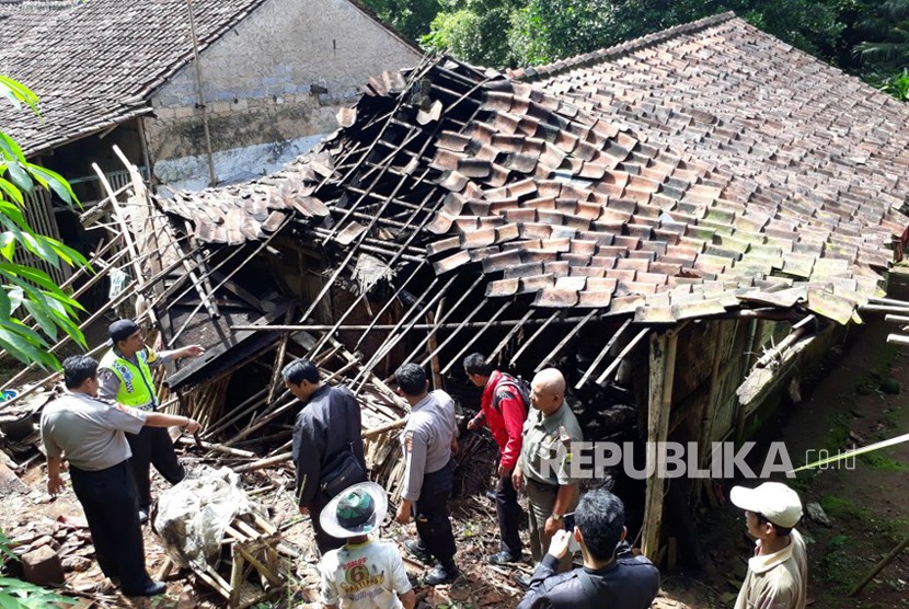 Rumah warga di Kampung Pangkalan RT 23 RW 05 Desa Padaasih, Kecamatan Cisaat, Kabupaten Sukabumi rusak berat akibat gempa 6,1 SR Lebak Banten Selasa (23/1).