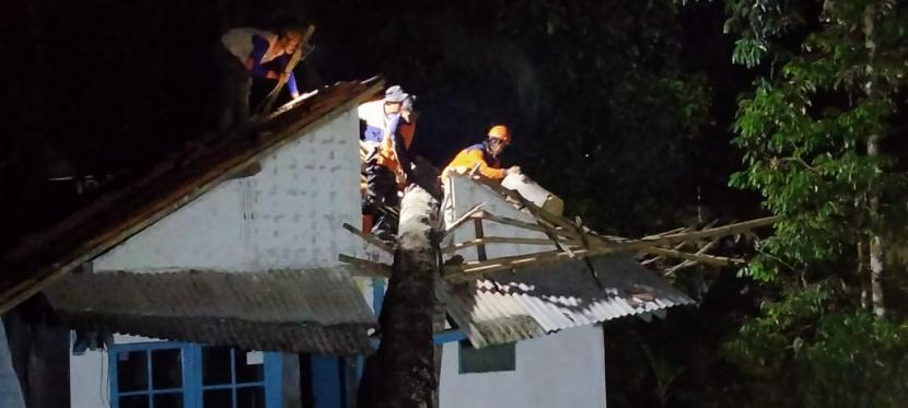 Angin Kencang Rusak 11 Rumah Warga Tasikmalaya. Rumah warga di Kecamatan Salawu, Kabupaten Tasikmalaya, tertimpa pohon tumbang akibat angin kencang yang terjadi pada Ahad (3/1). 