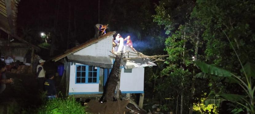 Rumah warga di Kecamatan Salawu, Kabupaten Tasikmalaya, tertimpa pohon tumbang akibat angin kencang yang terjadi pada Ahad (3/1). 