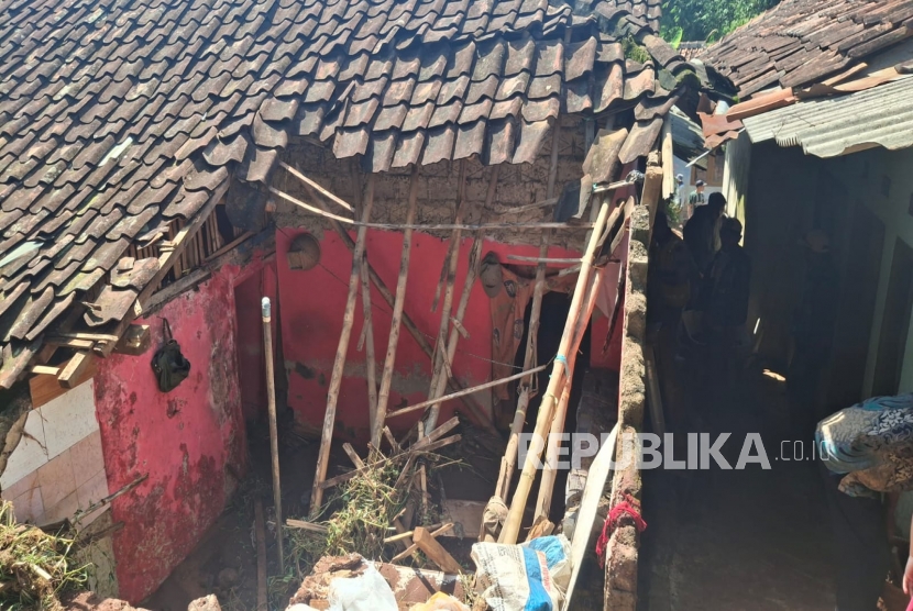 Banjir Campur Lumpur Rusak 13 Rumah Dekat Pemukiman Elit di KBB: Dinding Jebol, Harta Benda Melayang