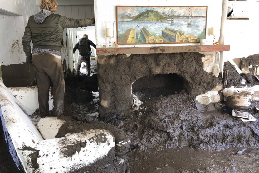 Rumah warga Kalifornia di Montecito yang terendam lumpur akibat longsor, Rabu (10/1). Longsor terjadi karena kebakaran lahan.