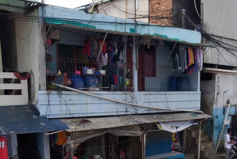 Rumah warga Muara Baru memiliki jerigen untuk penampungan air.