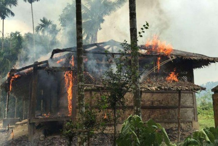 Rumah warga Rohingya terbakar.