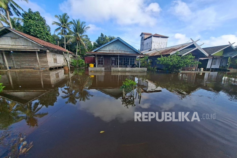 Rumah warga rusak akibat diterjang angin kencang, yang melanda beberapa desa di Kabupaten Bogor, Jawa Barat, pada Rabu (24/9).