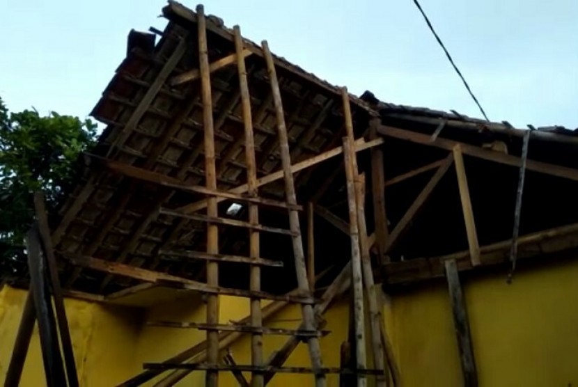 Rumah warga rusak akibat gempa yang berpusat di Selatan Kabupaten Tasikmalaya.