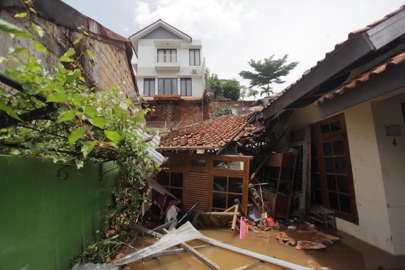 Rumah warga rusak akibat tanah longsor di kawasan Ciganjur, Jakarta, Ahad (11/10/2020). Hujan deras sejak Sabtu (10/10) sore mengakibatkan permukiman penduduk di Jalan Damai RT 004 RW 002, Ciganjur, Jagakarsa, Jakarta Selatan mengalami banjir sekaligus longsor yang merenggut satu korban meninggal dunia dan dua luka-luka.