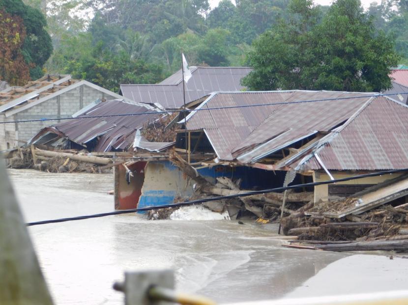 Rumah warga rusak berat diterjang banjir bandang yang disertai lumpur, pasir dan bongkahan kayu di Kabupaten Luwu Utara, Sulawesi Selatan, Ahad (26/7). 