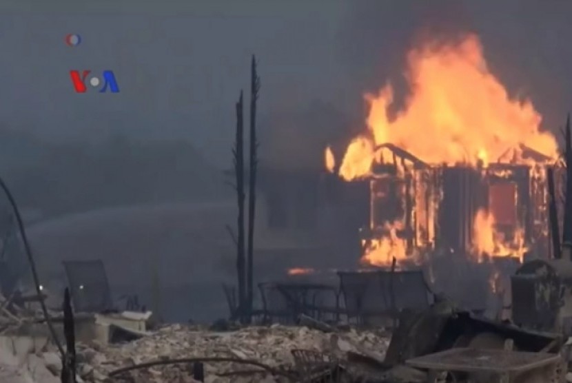 Rumah warga terbakar akibat dampak kebakaran hutan di California, AS
