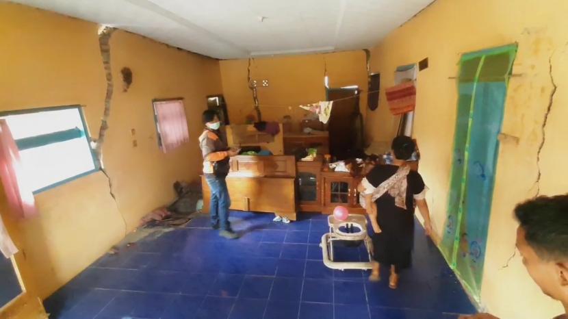 Kondisi rumah warga yang dilaporkan terdampak pergerakan tanah di Desa Bojongsari, Kecamatan Gunungtanjung, Kabupaten Tasikmalaya. 