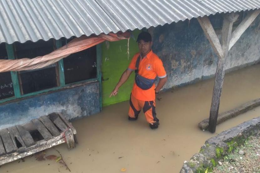 Rumah warga terendam banjir di Desa Kosambi Ronyok, Kecamatan Anyar, Kabupaten Serang, Banten, Sabtu (3/2/2024).