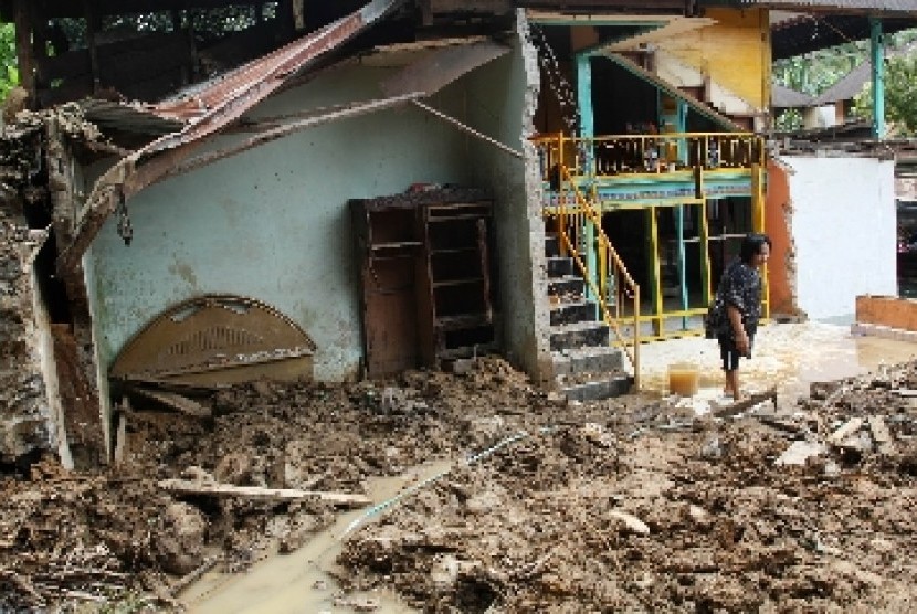Rumah warga yang jadi korban tanah longsor (ilustrasi). Tanah longsor menyebabkan tiga rumah rusak di Desa Jolontoro, Kecamatan Sapuran, Kabupaten Wonosobo, Provinsi Jawa Tengah, pada Senin (11/4/2022) malam.