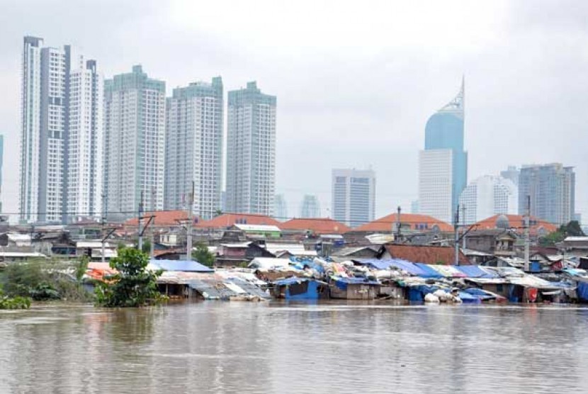 Rumah warga yang terendam banjir akibat meluapnya Banjir kanal Barat di kawasan Karet Tengsin Jakarta Barat, Rabu (16/1).