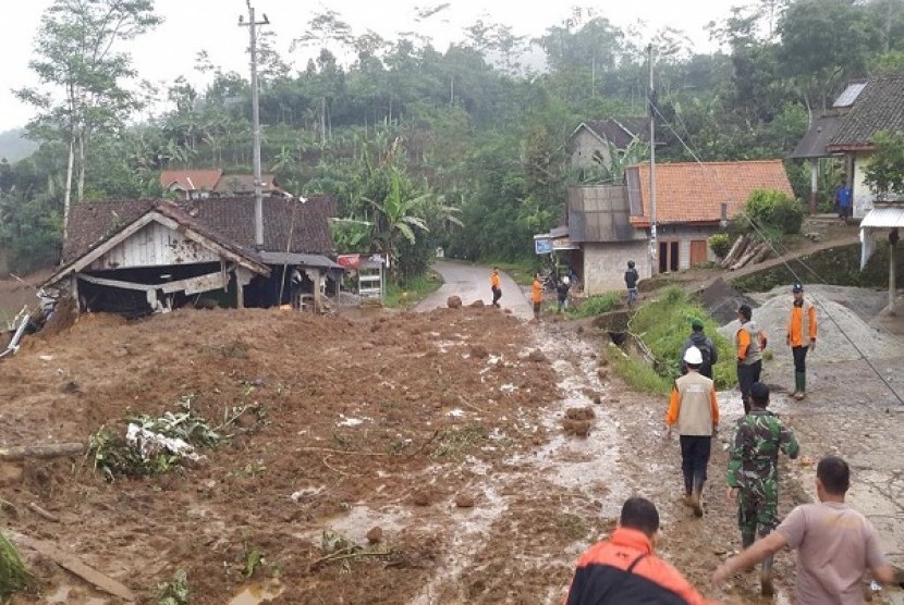 Rumah warga yang tertimpa longsor di Banjarnegara