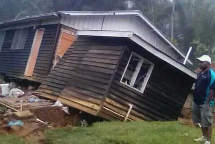 Rumah yang ambruk akibat gempa di Propinsi Hela di dataran tinggi Papua Nugini.