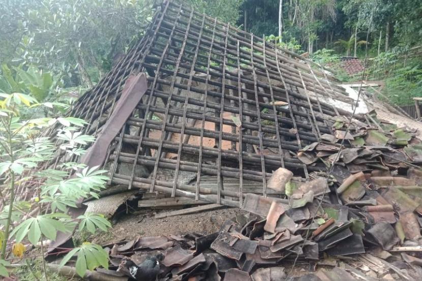 Rumah yang dihuni dua orang lansia di Kampung Rancabungur, RT 012/02, Desa Cijurey, Kecamatan Gegerbitung, Kabupaten Sukabumi, Jabar ambruk setelah diterjang angin kencang pada Selasa (16/1/2024). 