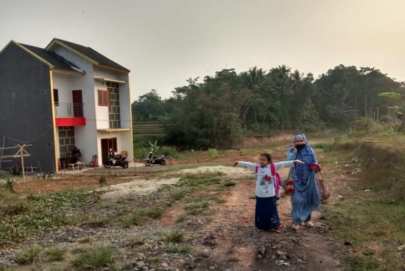 Rumah yang dijadikan contoh oleh para tersangka pada kasus perumahan syariah fiktif di Kampung Pasir Laban, Desa Garut, Kecamatan Kopo,  Kabupaten Serang, Banten yang merugikan 3.680.