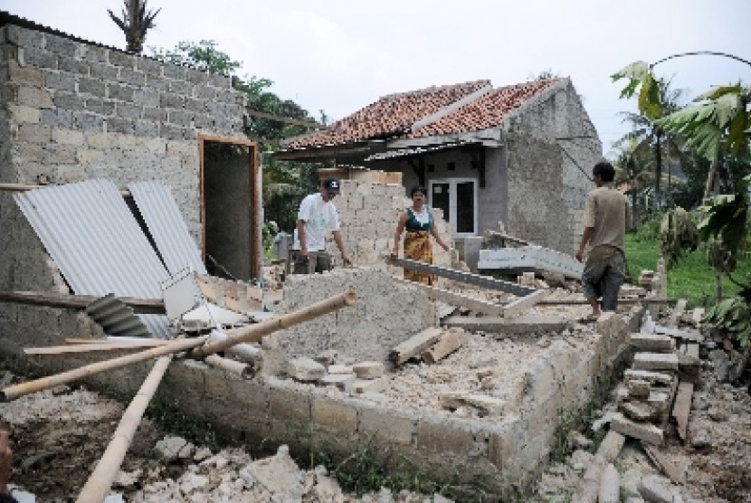 Rumah yang hancur akibat angin puting beliung (ilustrasi). Puting beliung melanda Kabupaten Langkat, Sumatra Utara.