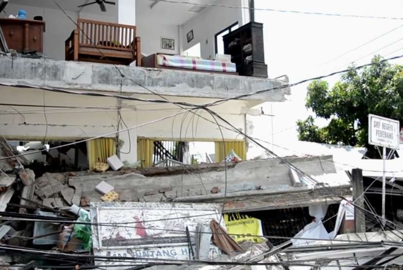 Rumah yang hancur akibat gempa di Lombok Utara, NTB