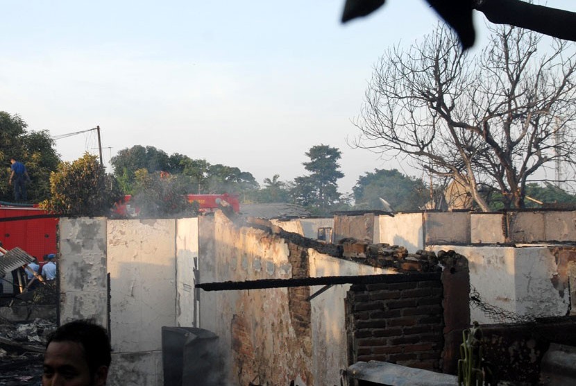   Rumah yang hancur akibat tertimpa pesawat Fokker 27 di komplek Rajawali, Lapangan Udara Halim Perdana Kusuma, Jakarta, Kamis (21/6).  (Agung Fatma Putra/Republika)