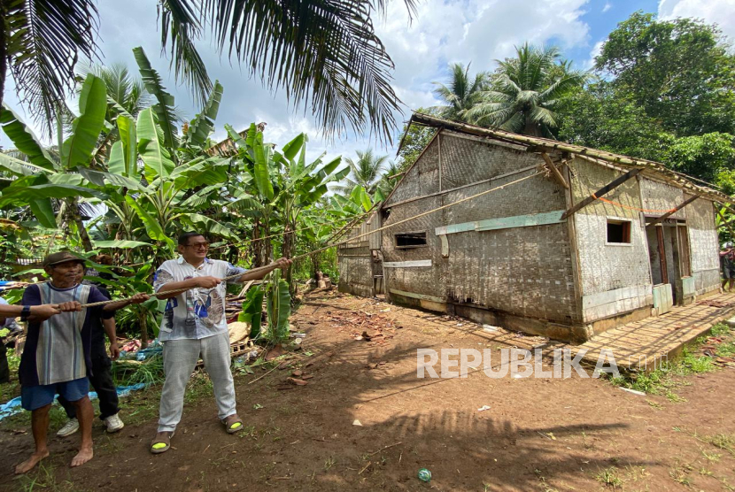 Rumah Gubuk di Banjar yang Dihuni 11 Orang Nyaris Ambruk, Bos Koi Bantu Perbaikan b