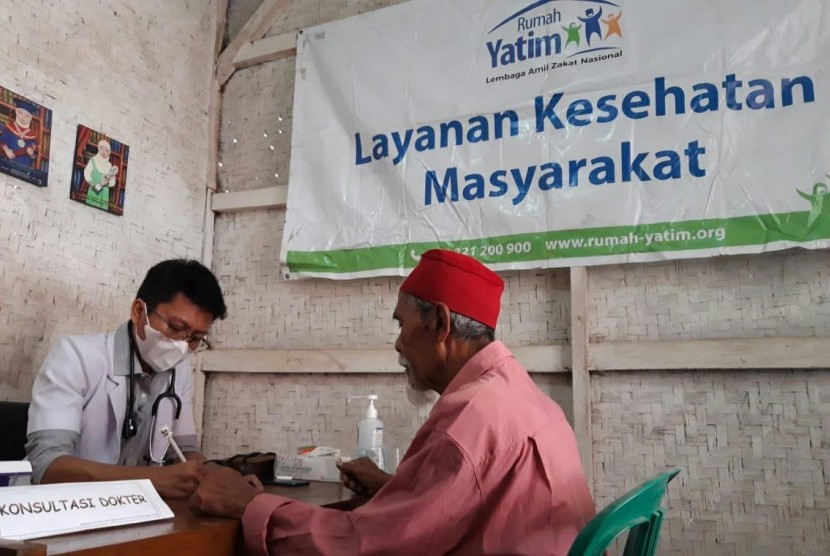 Rumah Yatim Area Jabar menggelar pemeriksaan dan pengobatan gratis bagi kaum lansia di Kampung Burungayun, Desa Sukakarya, Kecamatan Banyuresmi, Kabupaten Garut, Selasa(28/1).