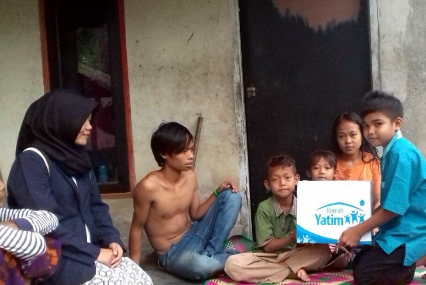 Rumah Yatim Beri Bantuan Tiga Bersaudara Yatim